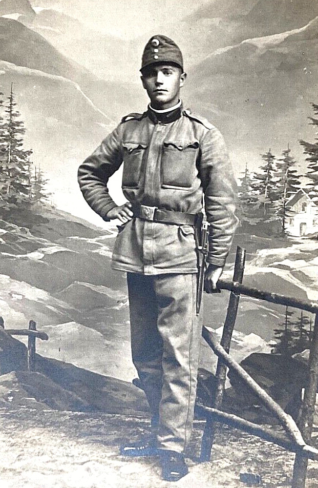 ORIGINAL WW1 AUSTRIA-HUNGARY KUK INFANTRYMAN w/BAYONET PHOTO POSTCARD RPPC 1917