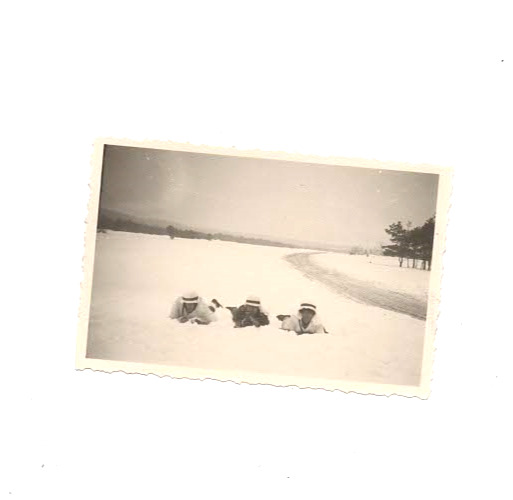 Original Military Photo German GERMAN SOLDIERS  LAYING IN THE SNOW     WWII