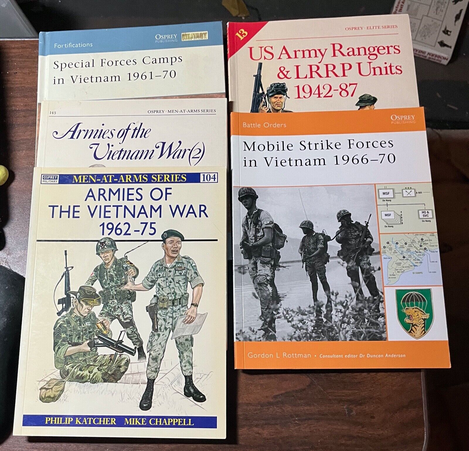 VIETNAM WAR (5) Osprey MIKE FORCE LRRPS UNIFORMS 1 & 2 SF CAMPS BOOK LOT