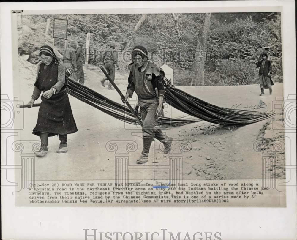1962 Press Photo Tibetan refugees work on roads in India. - hpw15573