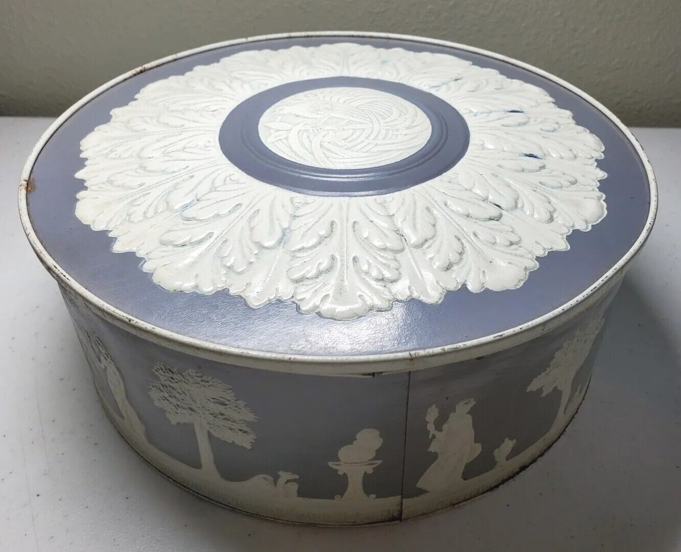 MCM Wedgwood Style Smith Crafted Chicago Cookie or Fruit Cake Tin Metal Box