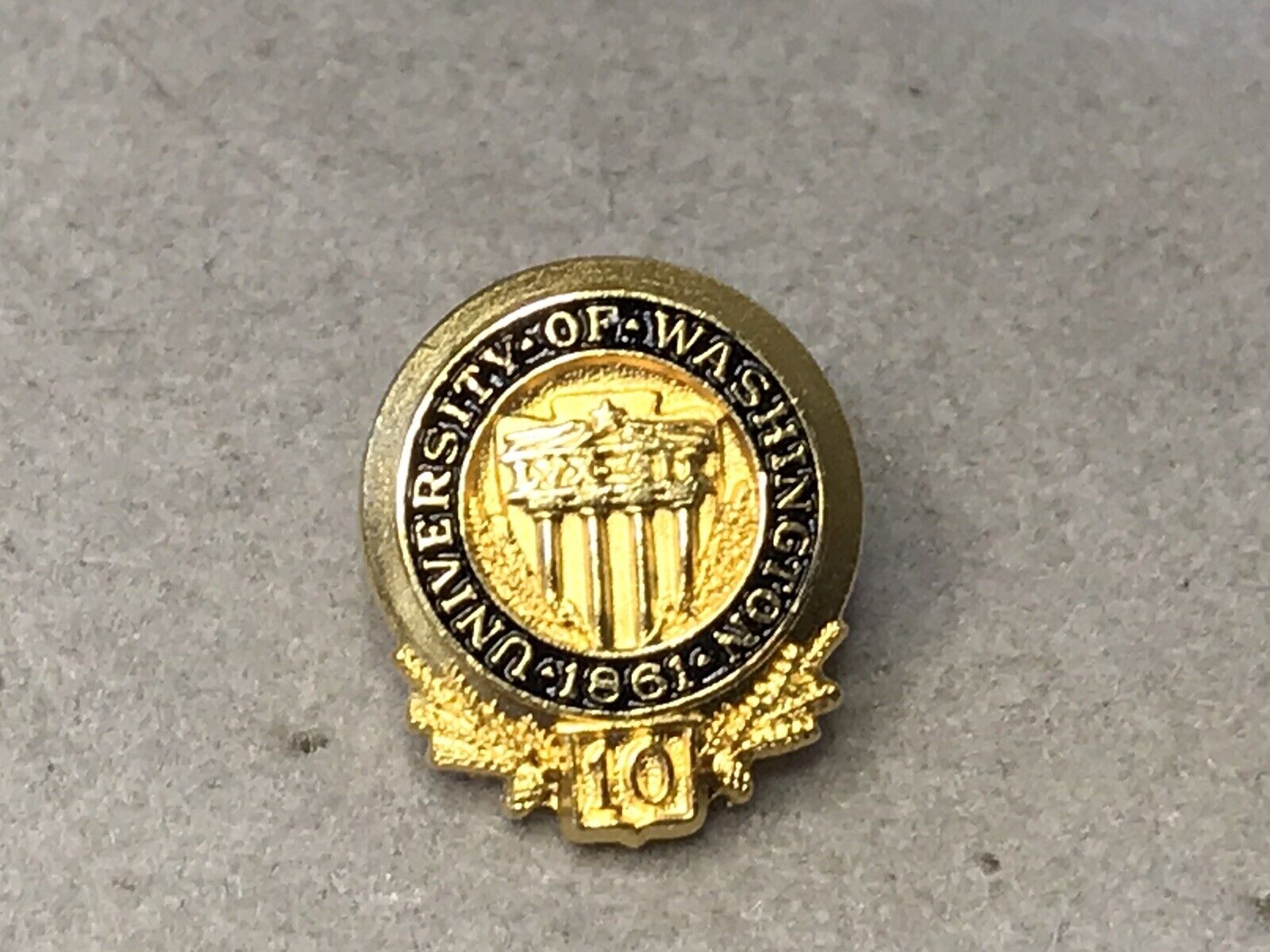 Vtg University Of Washington 10 Year Service Award Lapel Pin