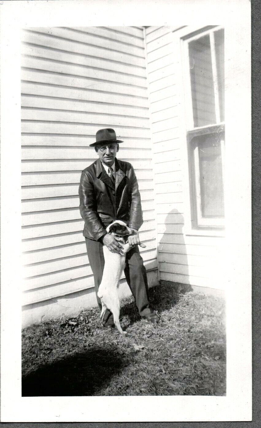 VINTAGE PHOTOGRAPH 1938-1945 MEN\'S HAT/COAT FASHION DOG/PUPPY ILLINOIS OLD PHOTO