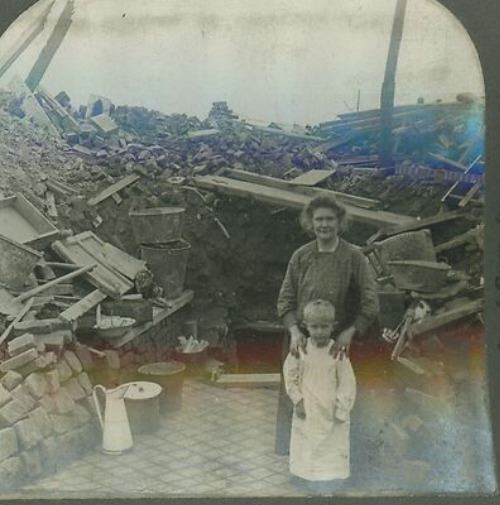 1918 WWI LENS FRANCE FAMILY LIVING IN THE RUINS OF THEIR HOME STEREOVIEW 20-49