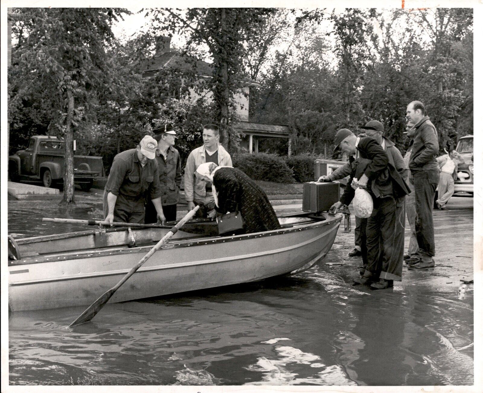 LG37 1957 Original Photo VOLUNTEER BOATMEN FERRY CITIZENS FLOODED MINNESOTA