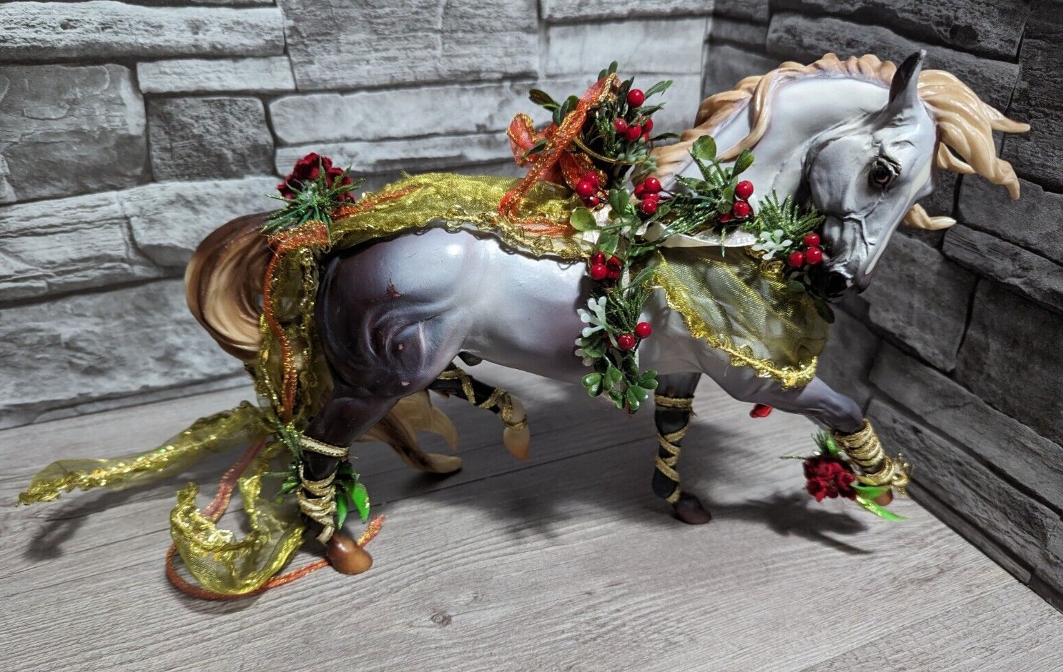 Breyer 2014 Christmas Holiday Horse #700117 Bayberry and Roses Rose Grey Esprit
