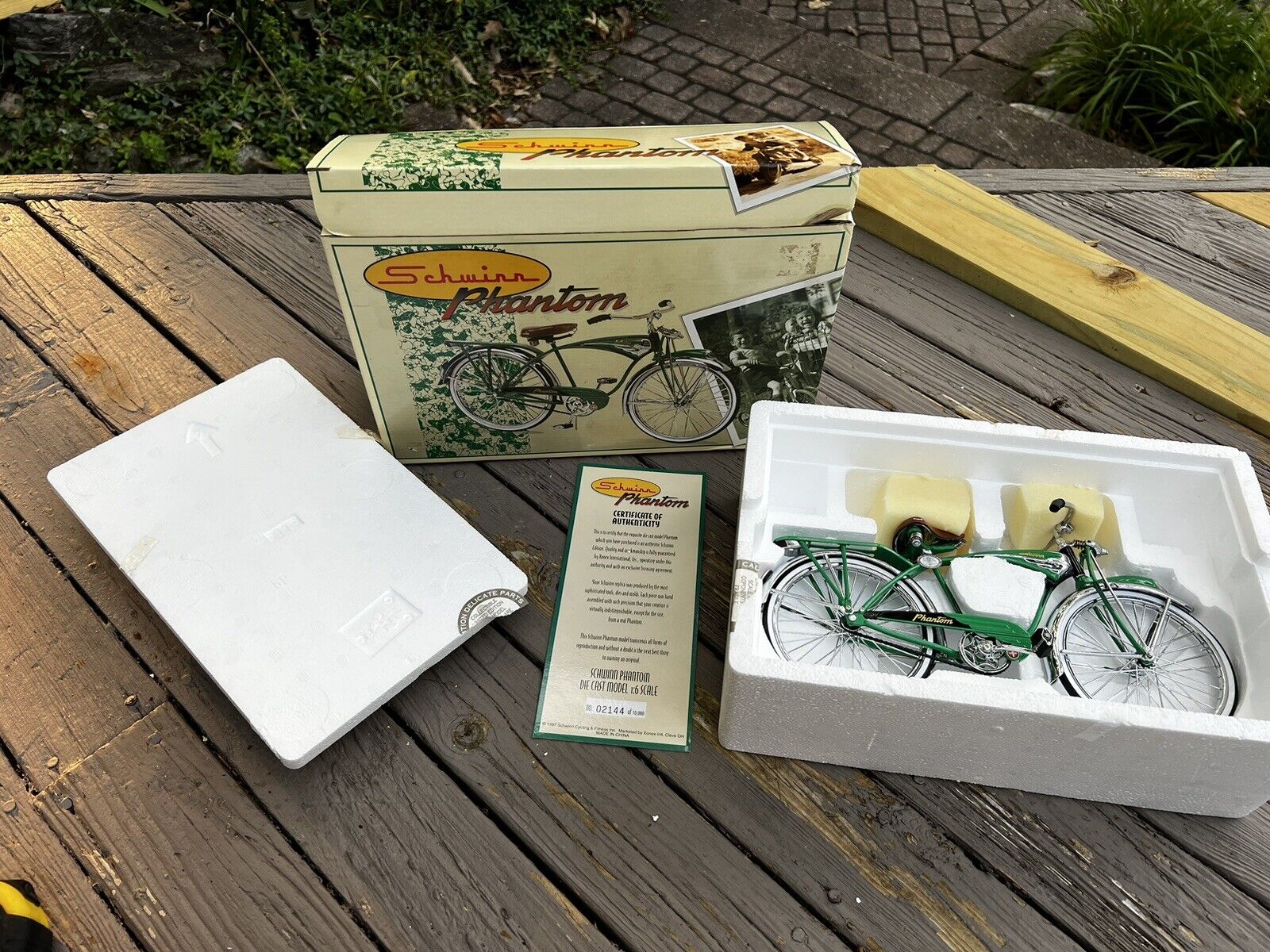 Vtg Limited 1997 Xonex Schwinn Phantom Green Bicycle 1:6 Scale Model Diecast Box