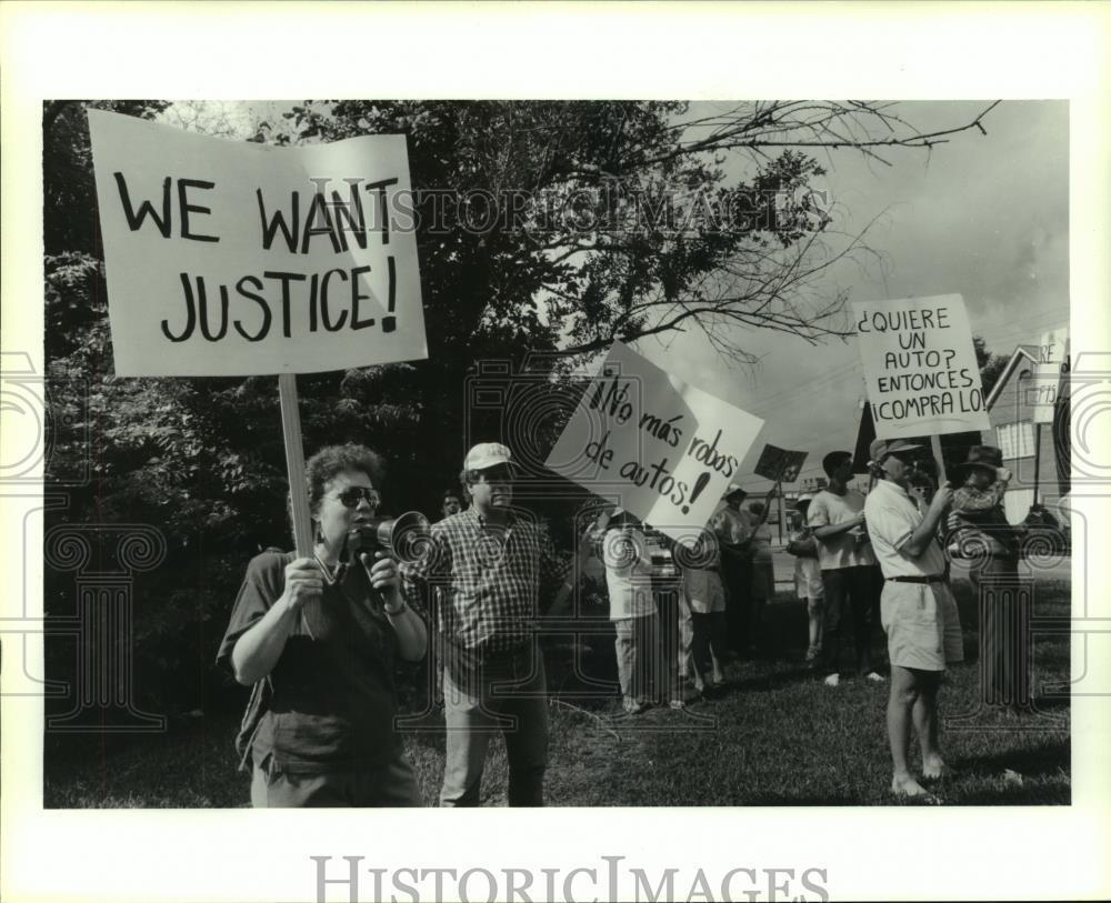 1990 Press Photo Homeowners protest gang activities in Montrose area of Houston