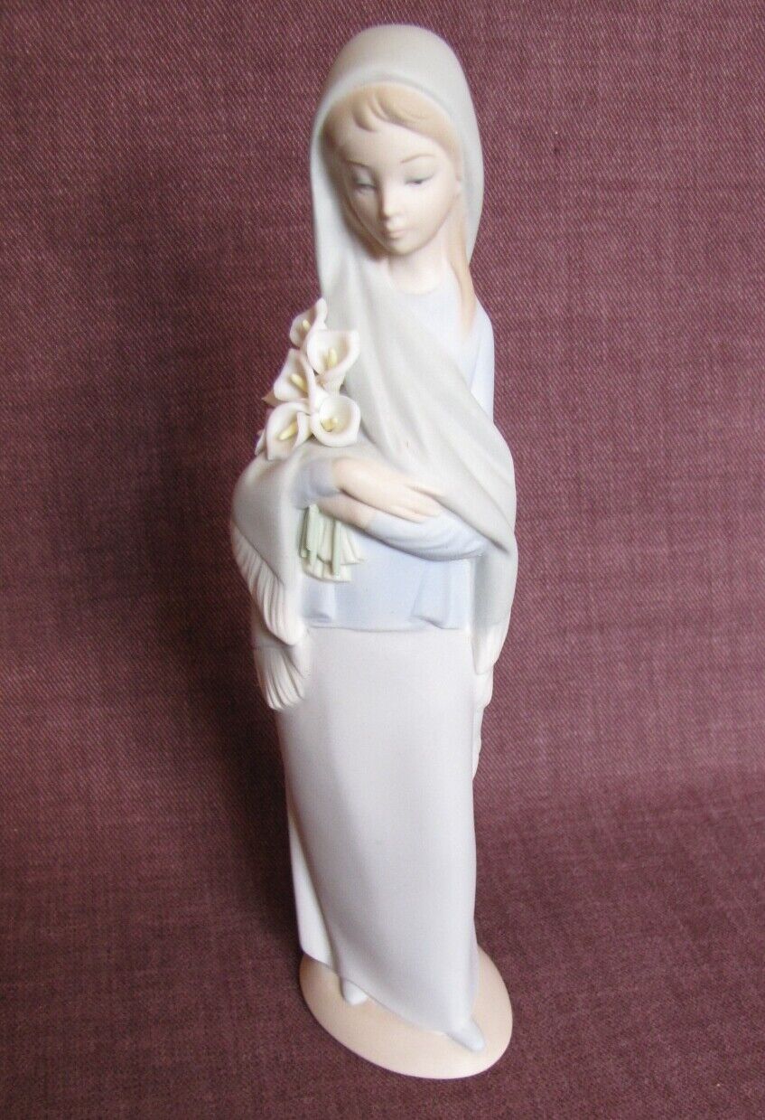 LLADRO Figurine WOMAN / GIRL with FLOWERS -  9-1/4” Tall / Matte Finish Vintage 