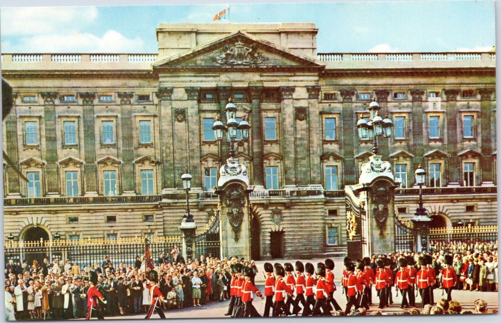 postcard UK  England - Guards of the Household Brigade leaving Buckingham Palace