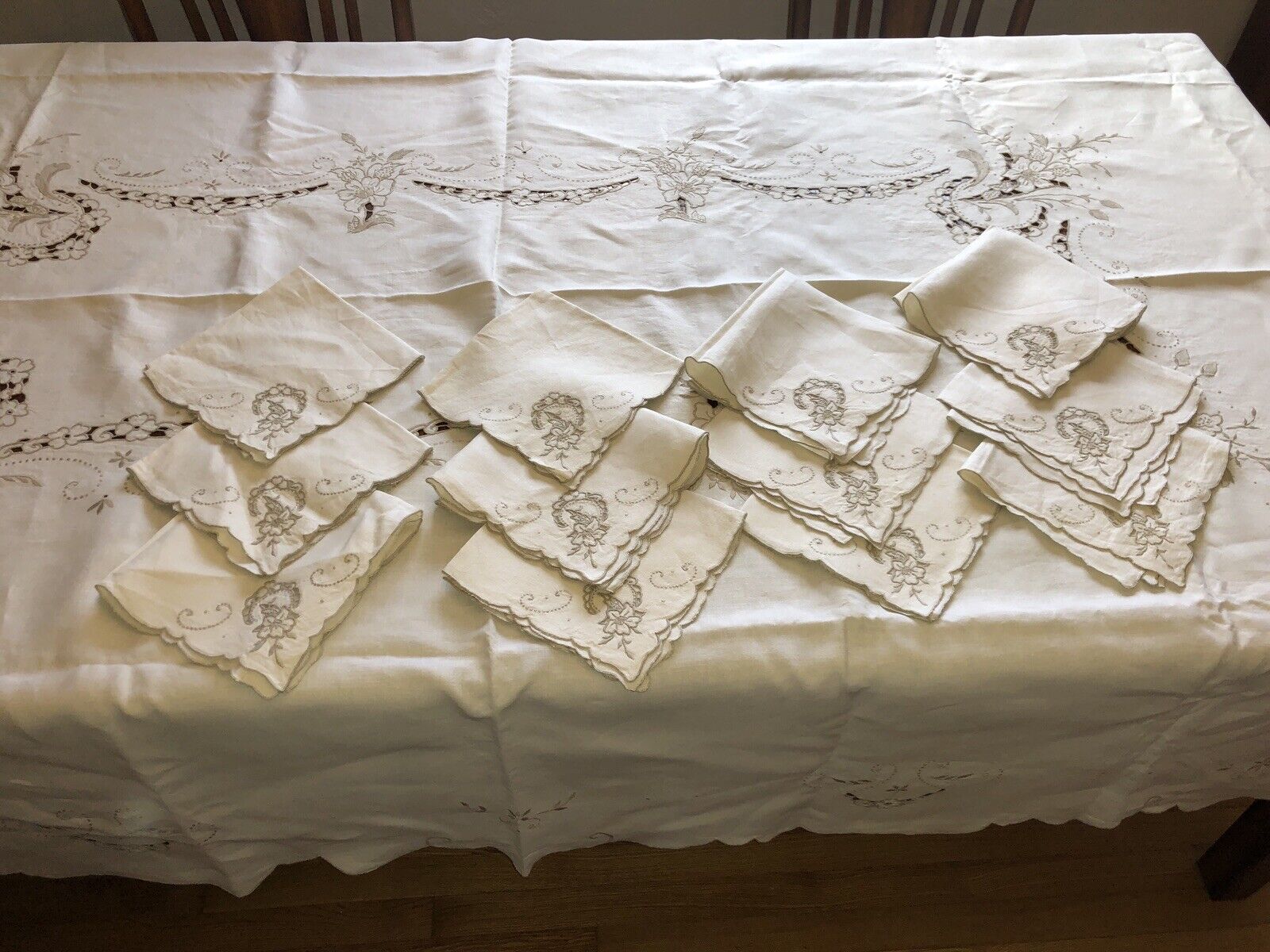1940s Linen Tablecloth Embroidery With 12 Napkins 