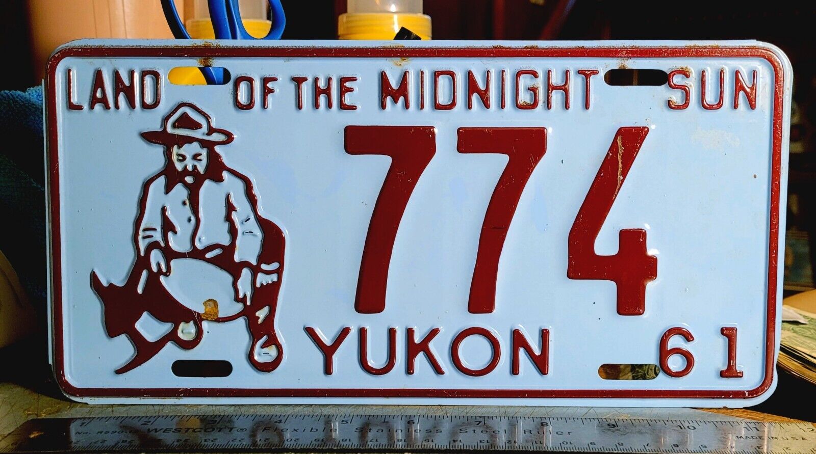 🇨🇦 - YUKON TERRITORY - 1961 passenger license plate - beautiful low number