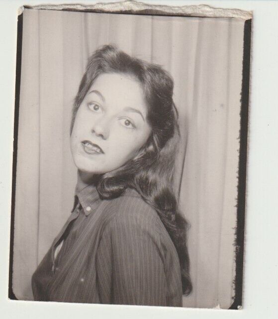VINTAGE PHOTO BOOTH - VERY PRETTY YOUNG WOMAN, LONG HAIR, HEAD SCARF