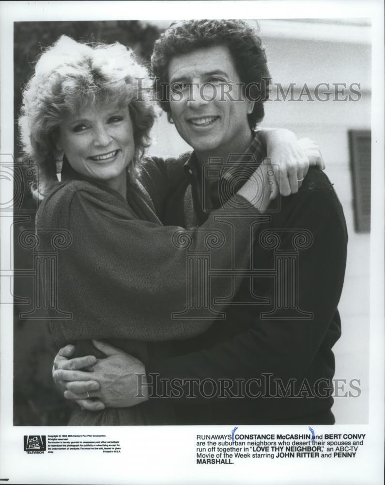 1985 Press Photo Actors Constance McCashin and Bert Convy Embrace in Movie
