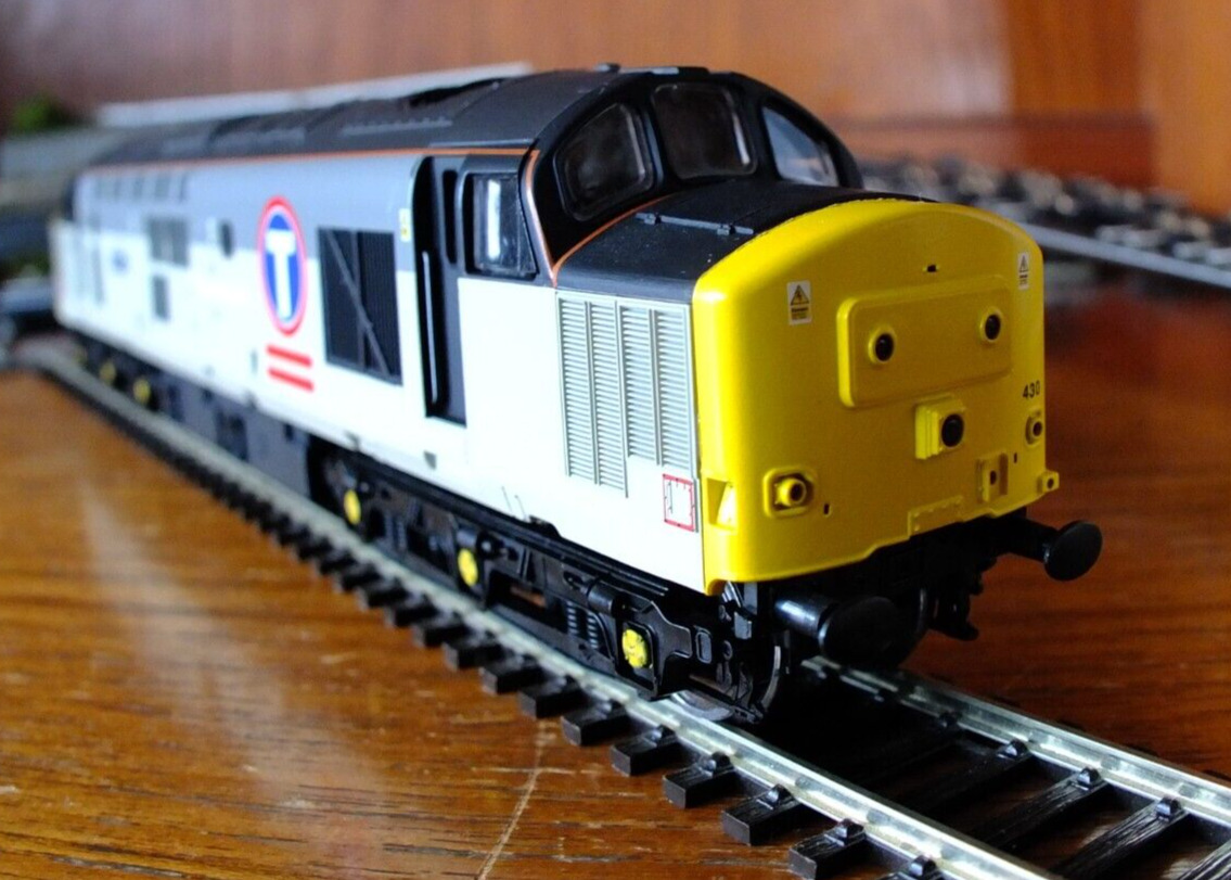 ViTrains 2024 OO gauge BR Class 37 diesel loco in Transrail livery