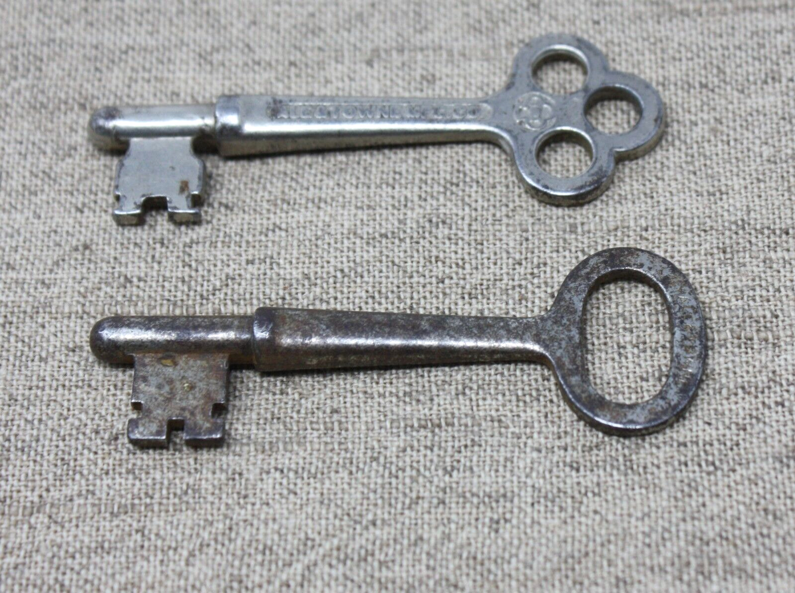 2 Vintage Yale & Towne Solid Barrel Antique Skeleton Keys Approx 2.50\