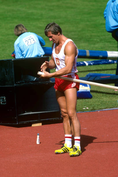 Tadeusz Slusarski Of Poland Prepares To Vault 1 Athletics 1983 W/C Photo