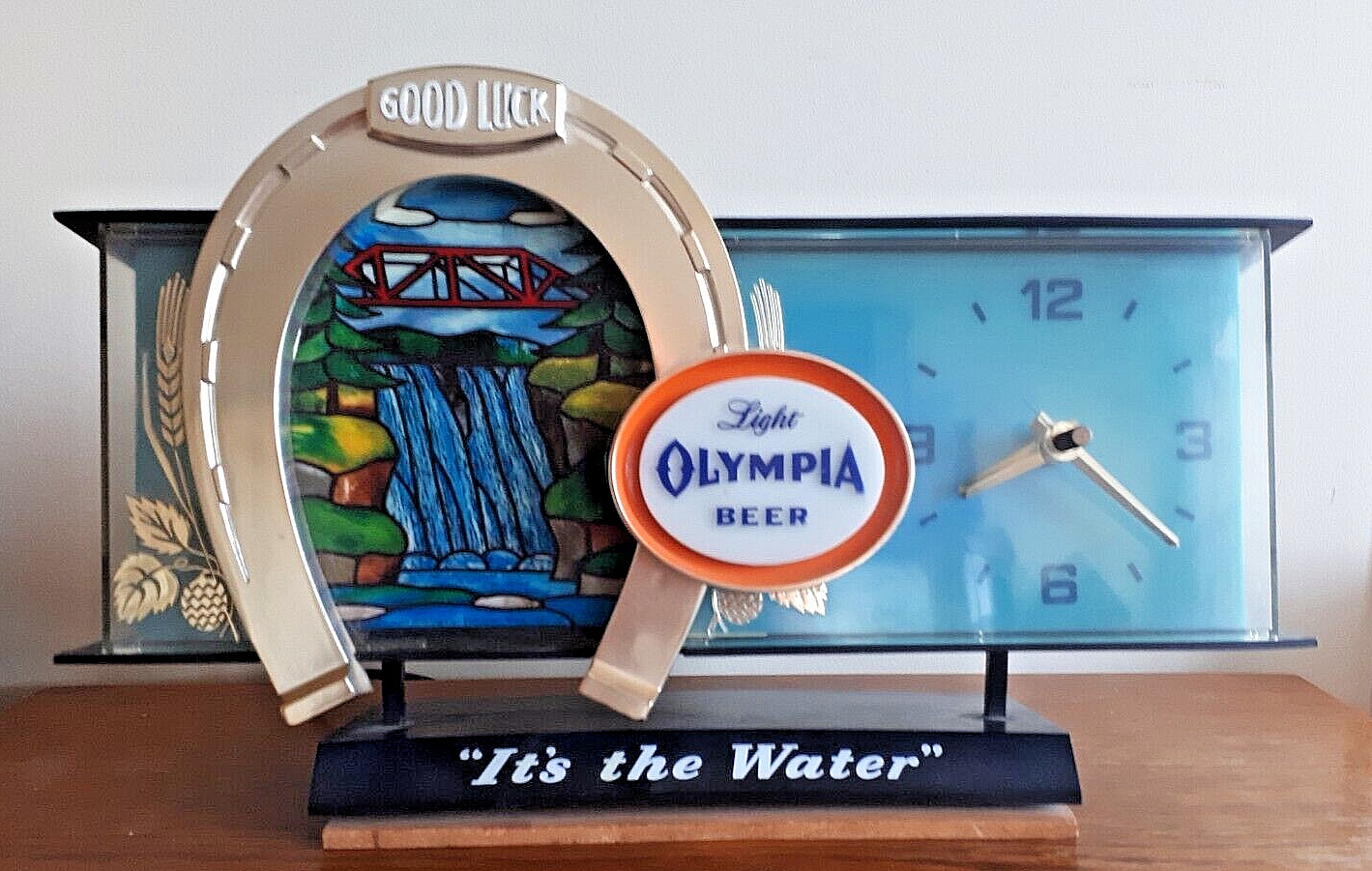    Olympia  Beer sign Behind counter/Lucky horseshoe motion light clock