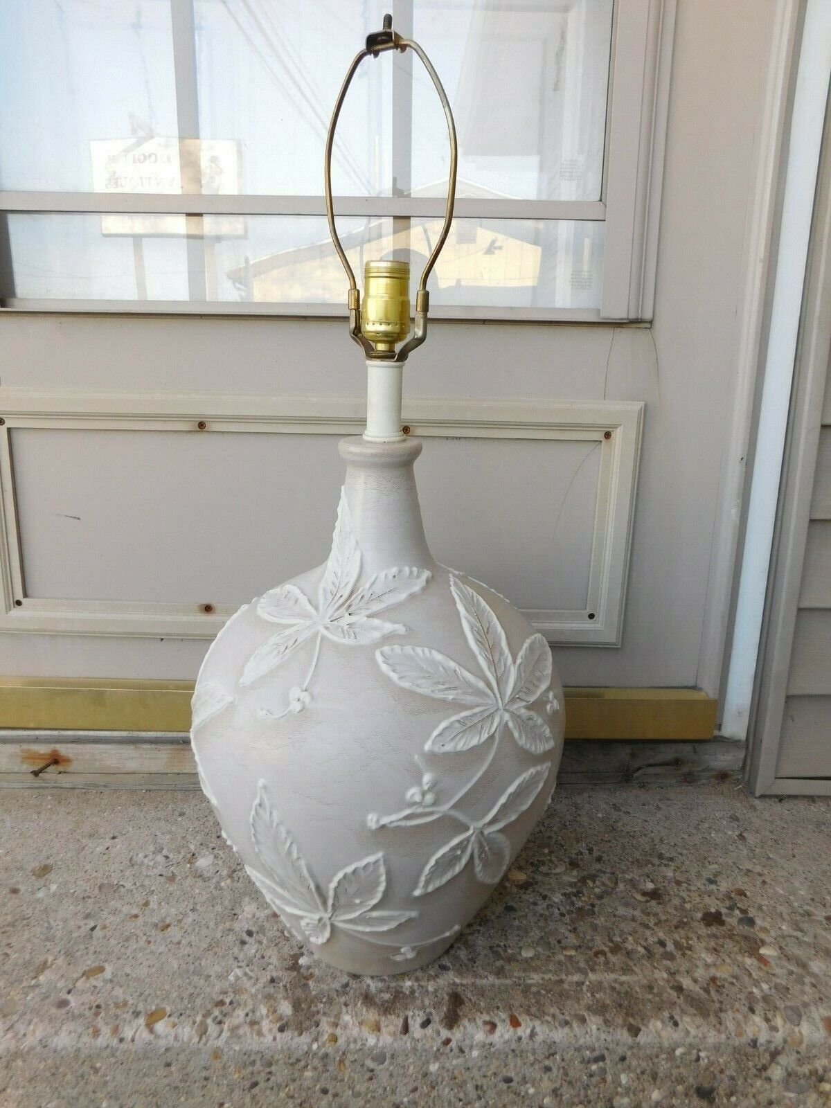 GORGEOUS MID CENTURY BULBOUS POTTERY TABLE LAMP WITH RAISED FLOWER DESIGN