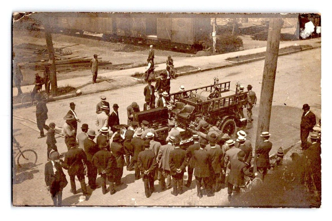 RPPC EARLY 1900\'S. CROWD GATHERED AROUND A FIRE TRUCK. POSTCARD RR18
