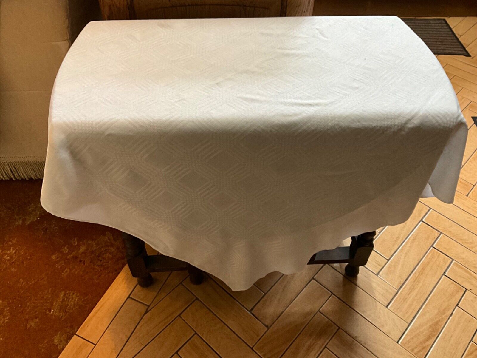 Vintage Damask Tablecloth with a chequered mesh design