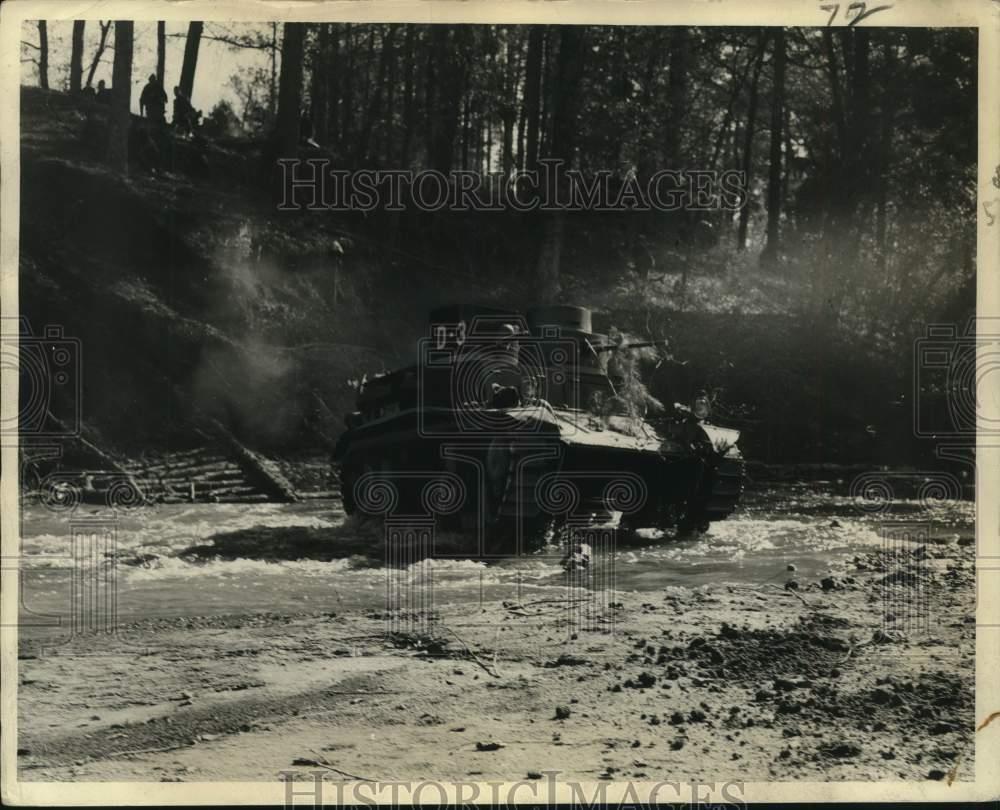 1941 Press Photo Mae West M2 Tank Drops into Ravine on Maneuvers - nom12719
