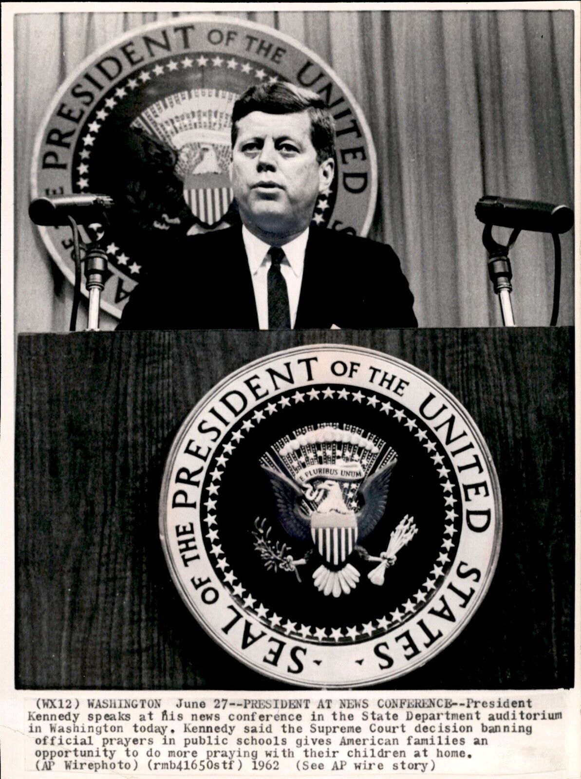 LD249 1962 AP Wire Photo PRESIDENT AT NEWS CONFERENCE JOHN F KENNEDY @ PODIUM