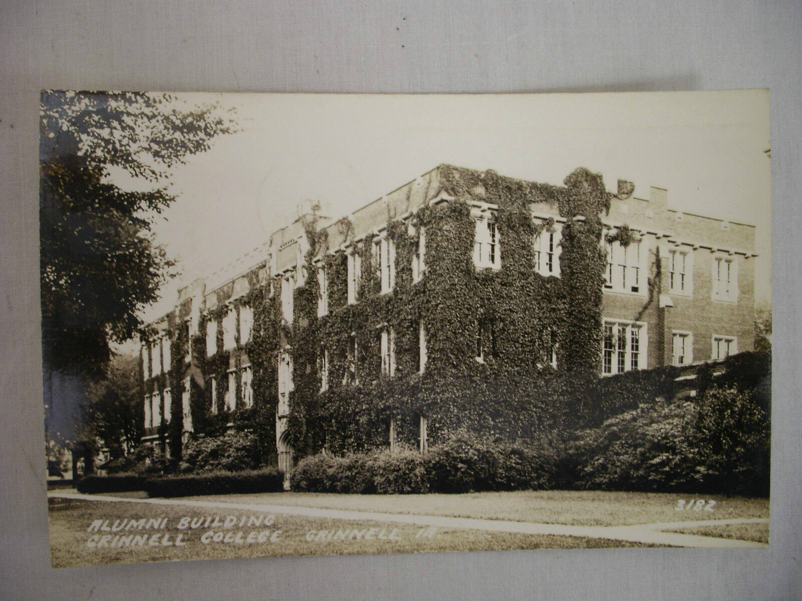 VINTAGE RPPC IVY-COVERED ALUMNI BUILDING GRINNELL COLLEGE GRINNELL IOWA 1942