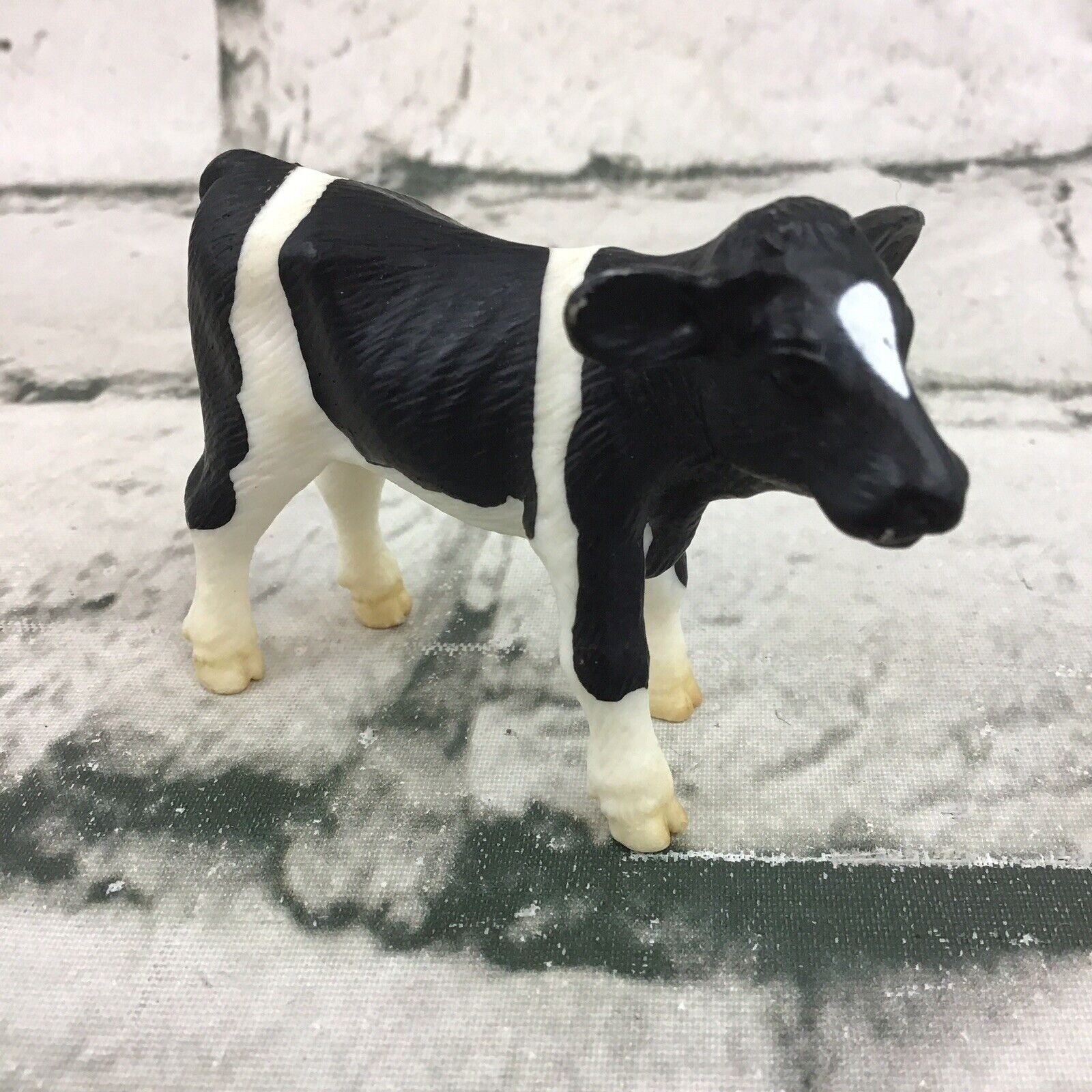 Schleich Young Calf Dairy Cow Figure Farm Animal Lifelike 2000