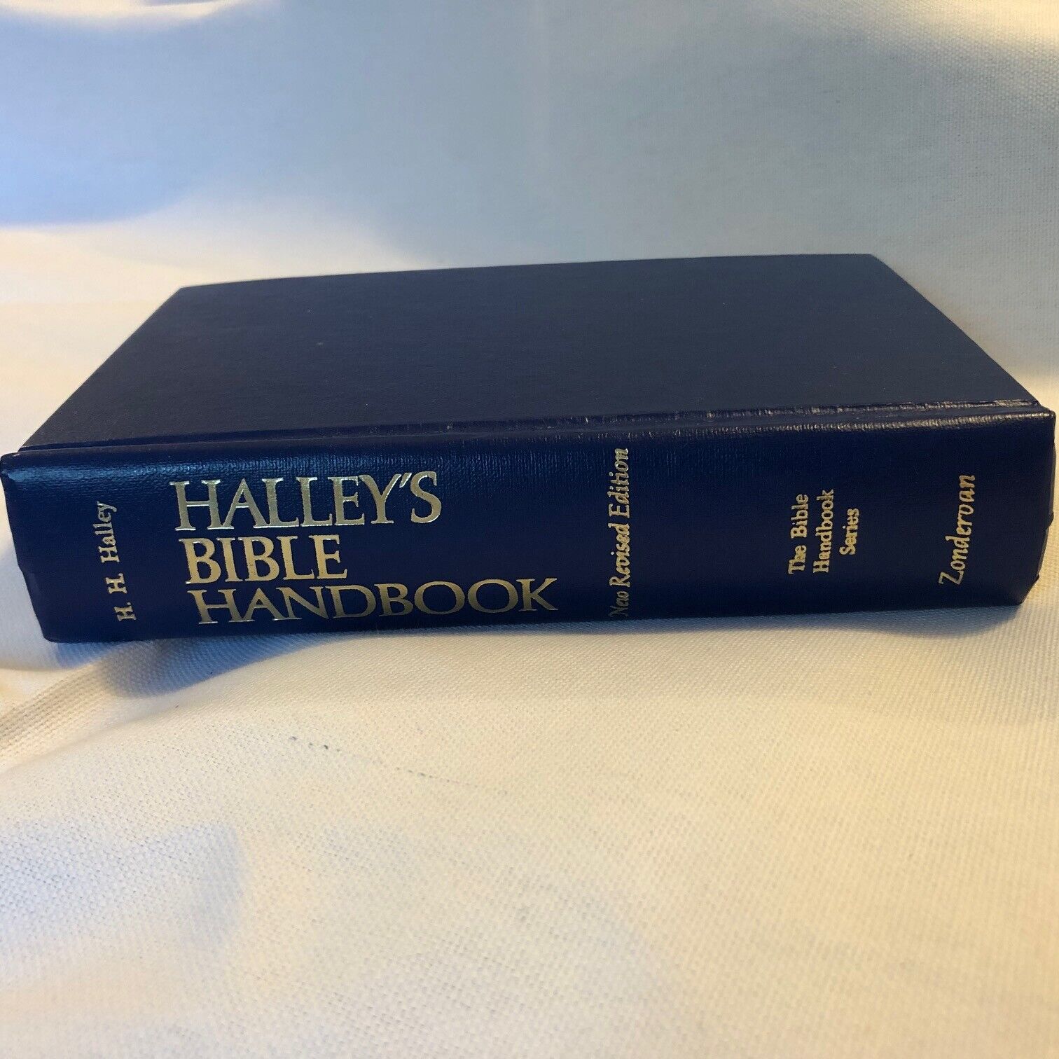 Halley\'s Bible Handbook by Henry H. Halley Zondervan Publishing 1965
