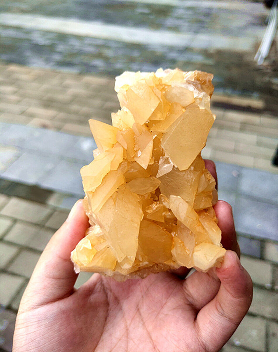 A Fine Example Of A Natural Looking And Rare Spinel Calcite Mineral\\\\China