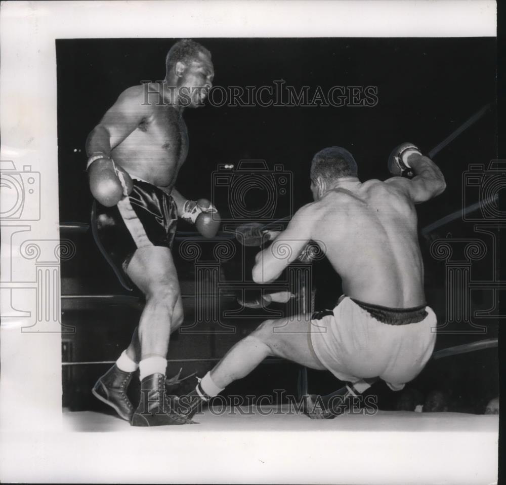 1956 Press Photo Down goes Willie Bean after barrage by flabby Archie Moore.