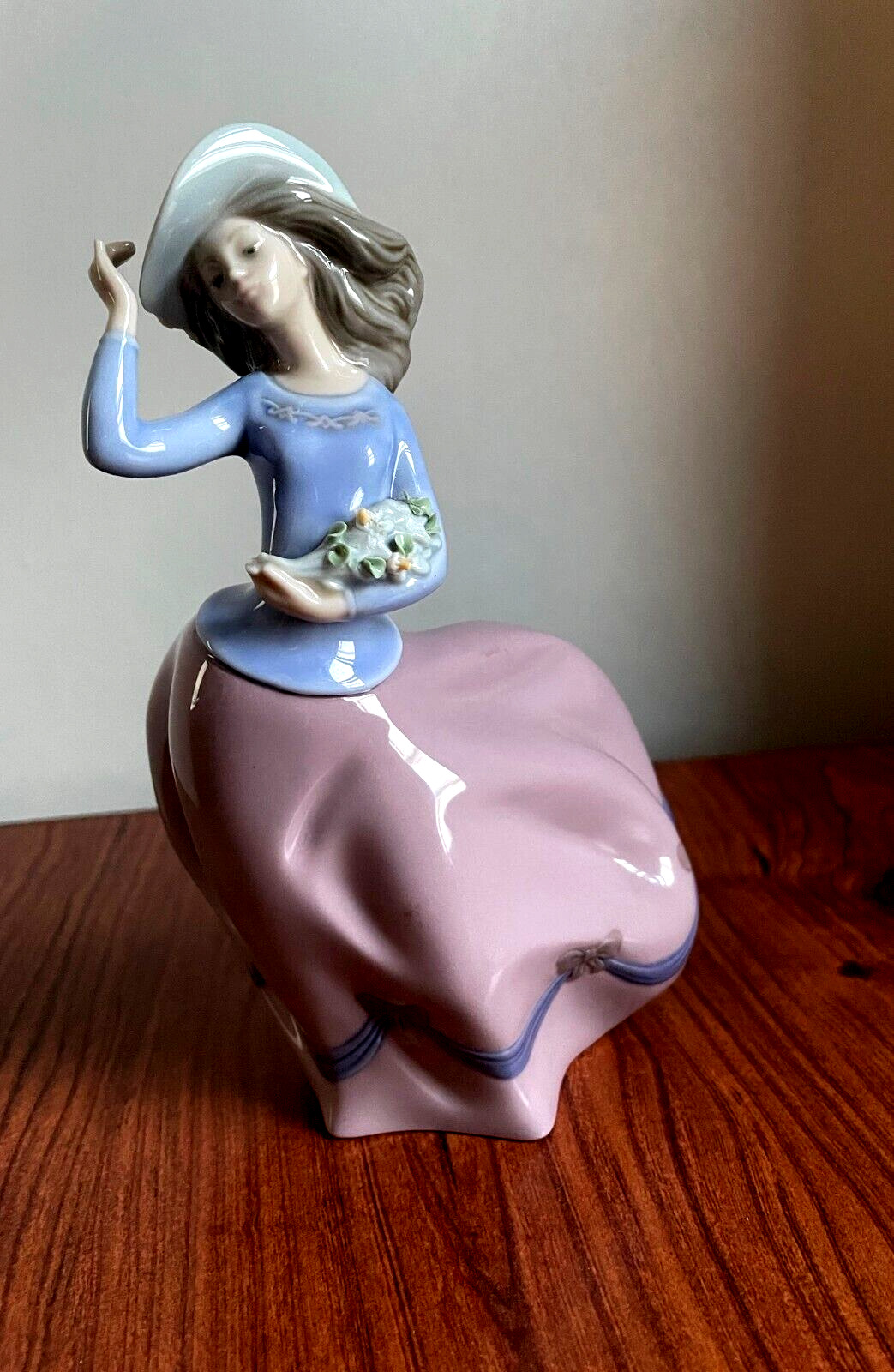 Lladro #5590 “Spring Breeze” Figurine Fine Porcelain Hand Painted