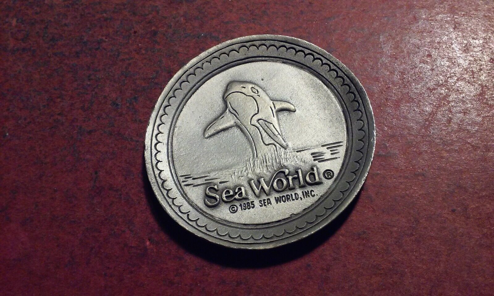 Cute 1985 SEA WORLD MINI PEWTER SOUVENIR PLATE by Pewter Fort 1-3/4ths\