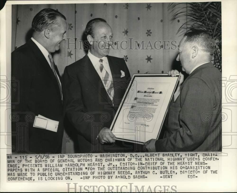 1956 Press Photo William Randolph Hearst Jr receives a special citation, DC