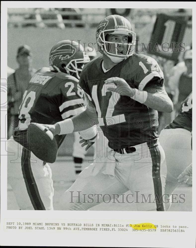 1989 Press Photo Buffalo Bills quarterback #12 Jim Kelly looking for a receiver