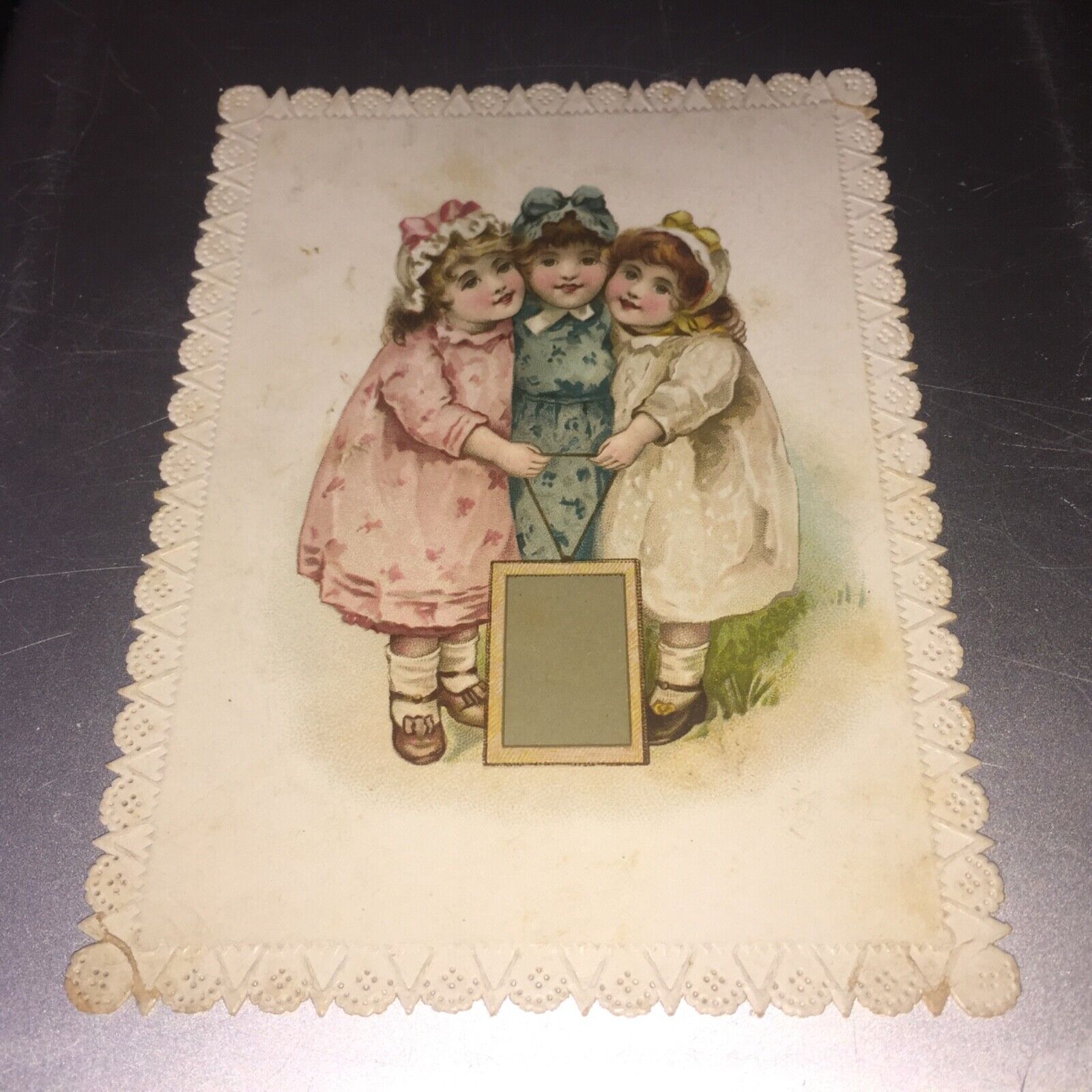 VICTORIAN 3 LITTLE GIRLS HOLDING A PICTURE FRAME CARD