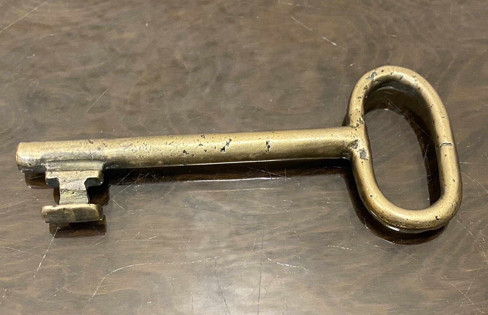 VINTAGE ANTIQUE SOLID BRASS OVERSIZE COLLECTIBLE KEY, 1930s