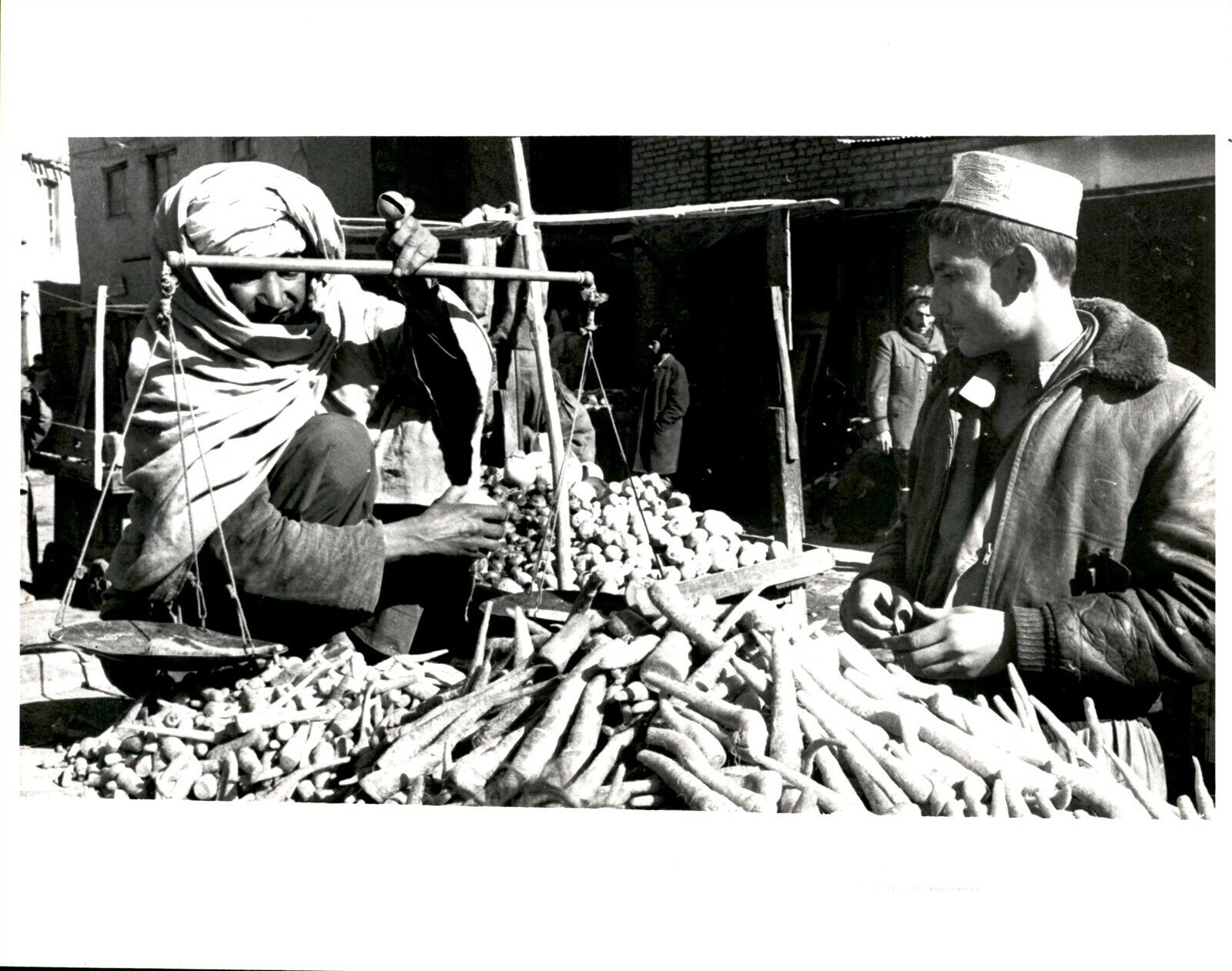 LG898 1980 Original Photo MAN WEIGHING CARROTS Kabul Afghanistan Marketplace