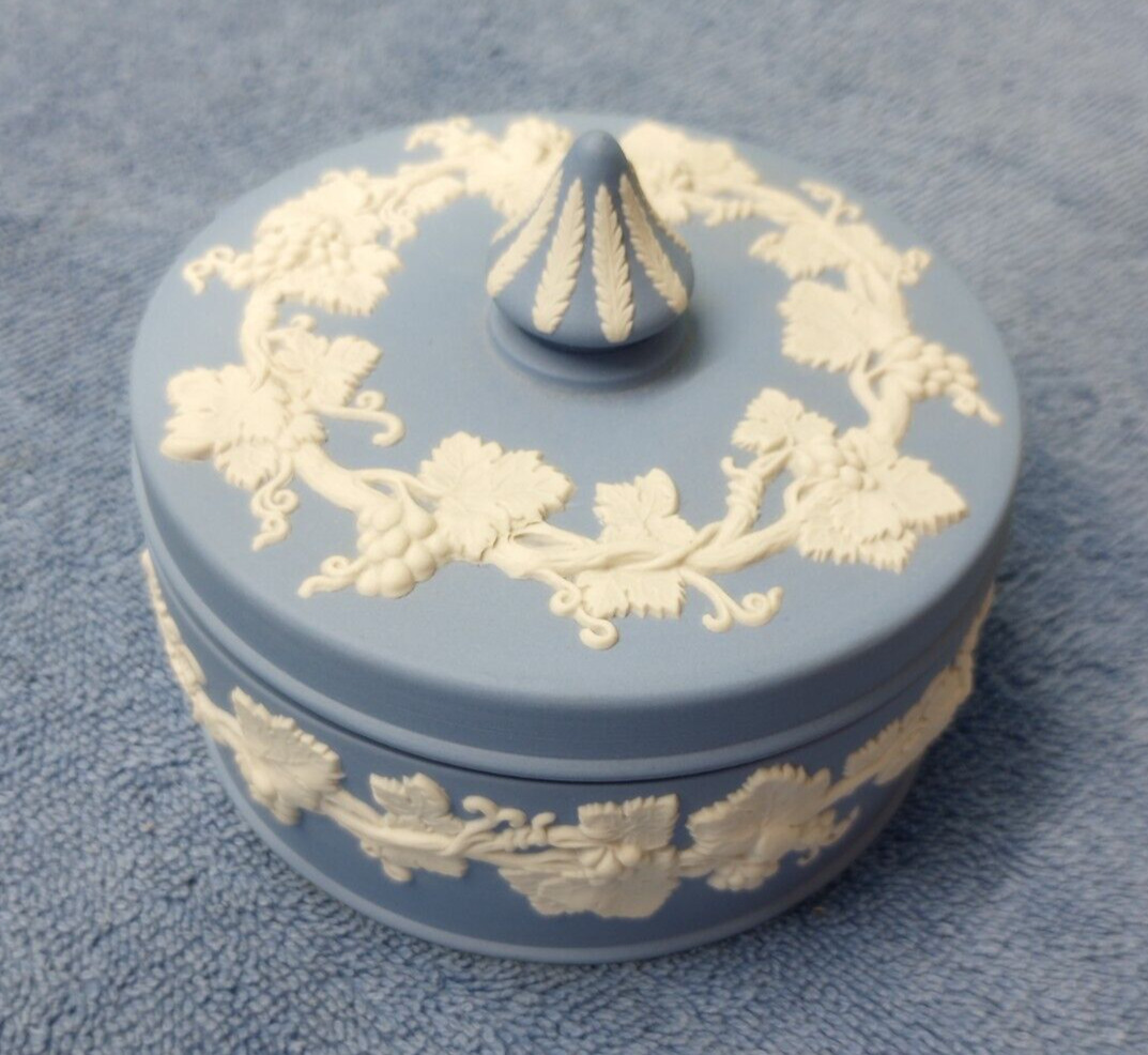 Vtg Wedgwood Blue Jasperware 5” Round Candy Jewelry Trinket Box Grapevine