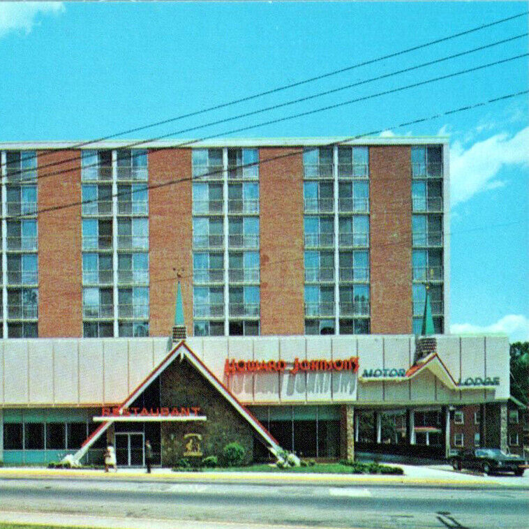 1970s Howard Johnson\'s Motor Lodge Restaurant Charlottesville Postcard Virginia