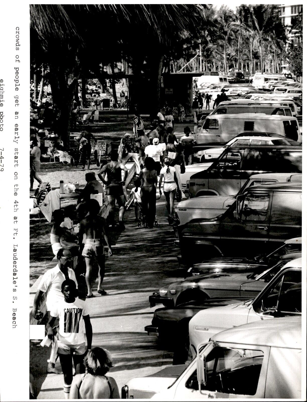 LG993 1979 Original Photo FT LAUDERDALE BEACH Crowds Traverse Sidewalk Parking