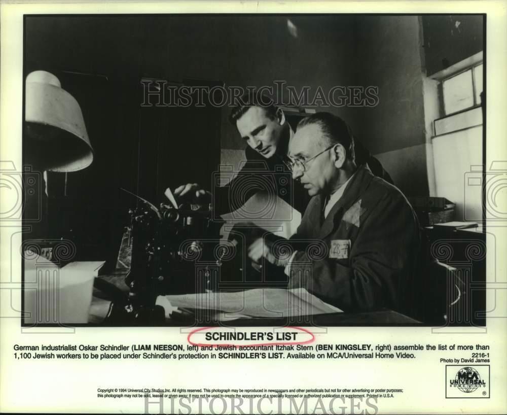 1994 Press Photo Liam Neeson and Ben Kingsley in scene from Schindler\'s List.