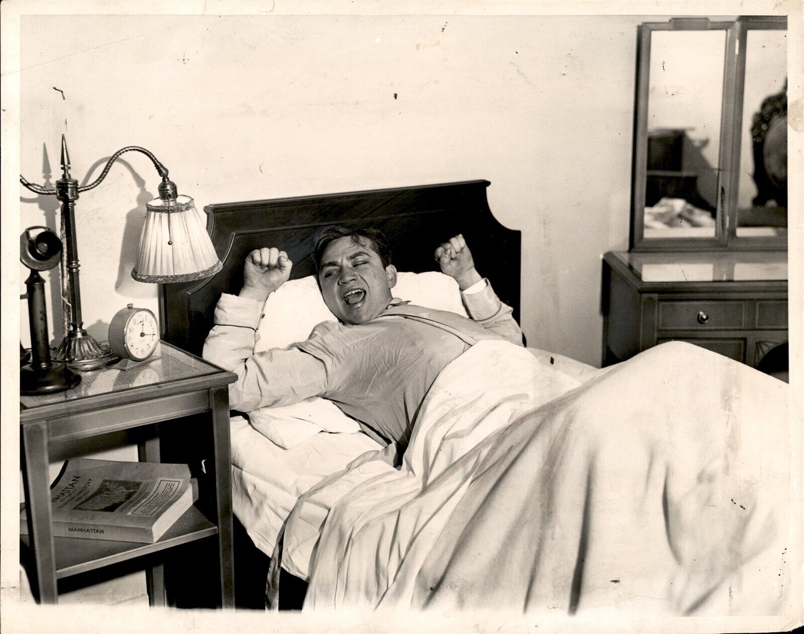 LD244 1934 Orig Photo BOXING CHAMP BARNEY ROSS IN BED MORNING AFTER BIG FIGHT