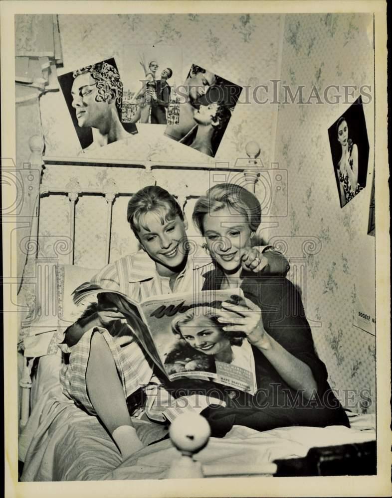 1960 Press Photo Actress sisters Bibi and Gerd Andersson relax on set, Stockholm