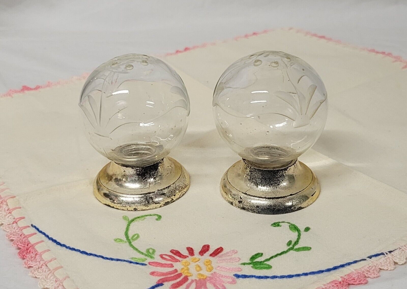 ANTIQUE SALT AND PEPPER SHAKERS GLASS BULB TOP VOGUE BY POOLE VINTAGE J105