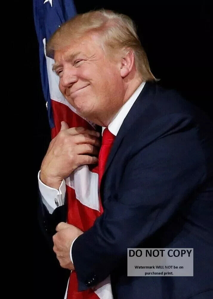 *5X7* PHOTO - DONALD TRUMP HUGGING THE AMERICAN FLAG IN 2016 (CP-027)