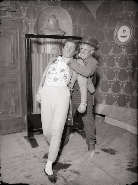 Hans Moser as house servant Melchior together with Oskar Karlweis - Old Photo