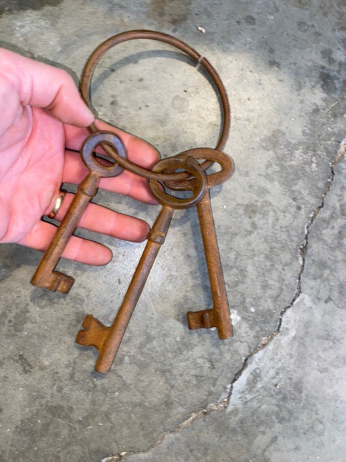 Victorian Master Door Cast Iron Skeleton Jailer Key Ring x3 Metal Keys 3/4+LBS