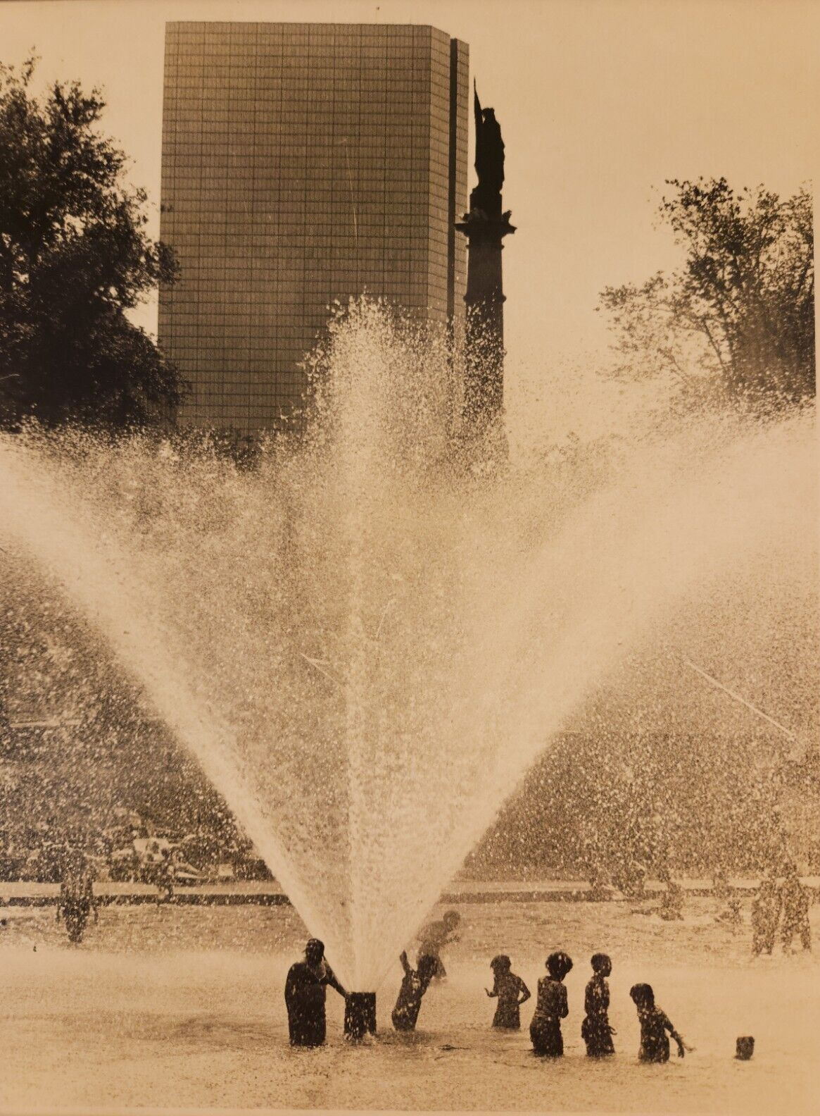 Vintage City Children Splashing In Public Fountain c. 1950s Original 8X10 Photo